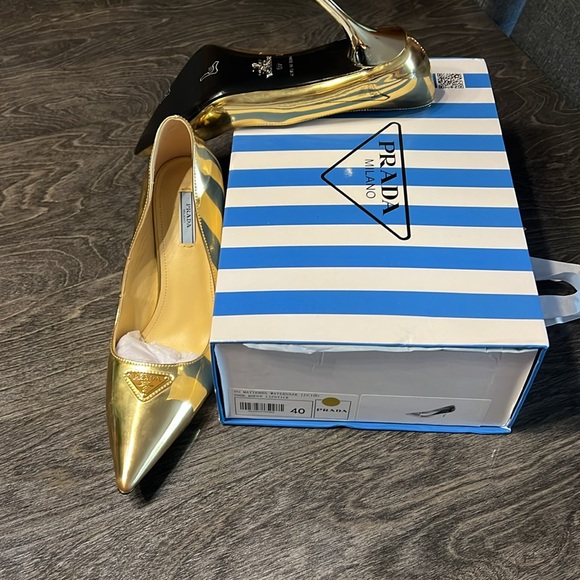 NWT designer gold heels (runs small - fit 38) - Picture 6 of 8